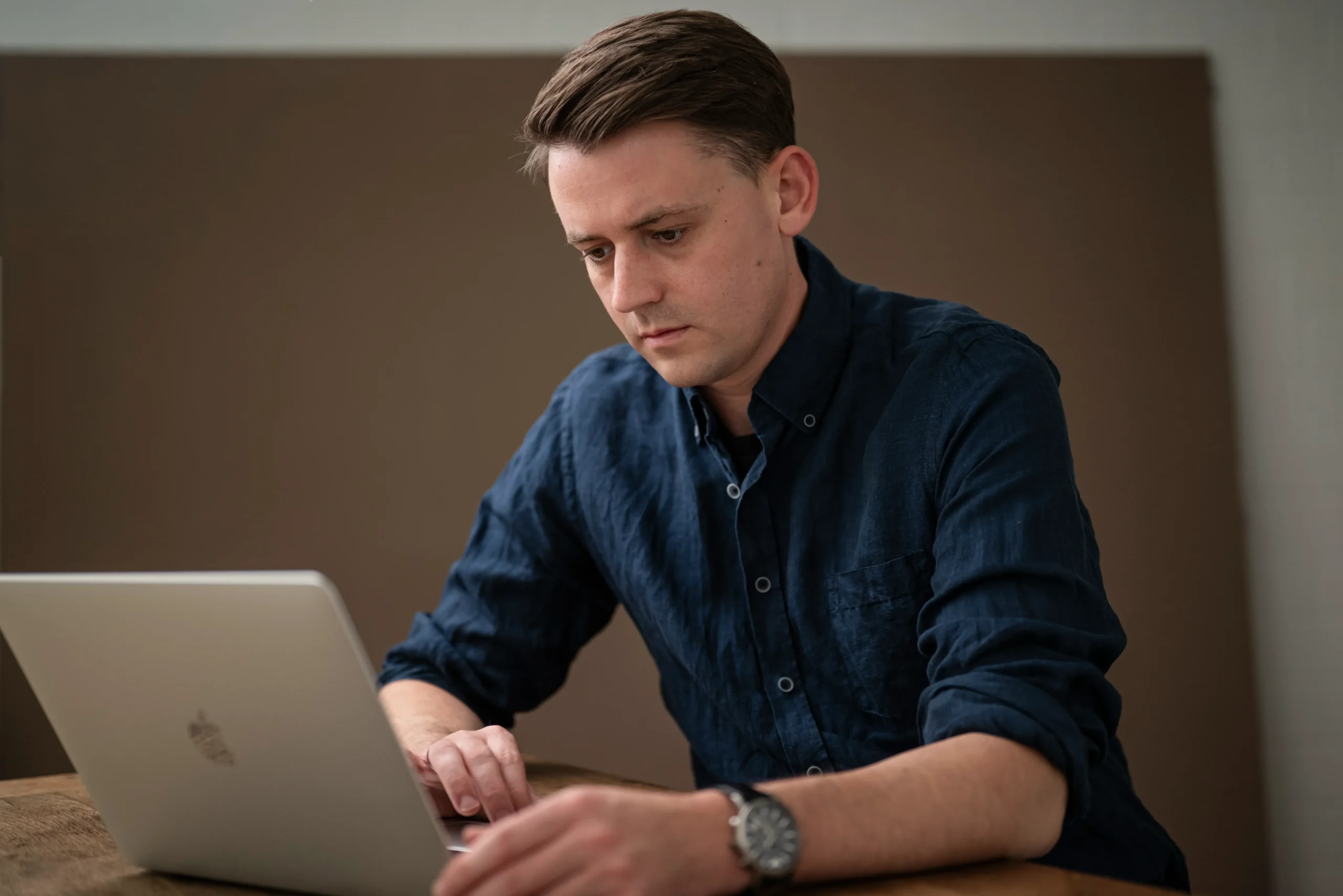 Felix, Gründer von Happy Hyperlink, bietet Webseiten für Unternehmen, Selbständige, Gründer und Vereine in ganz Deutschland an.